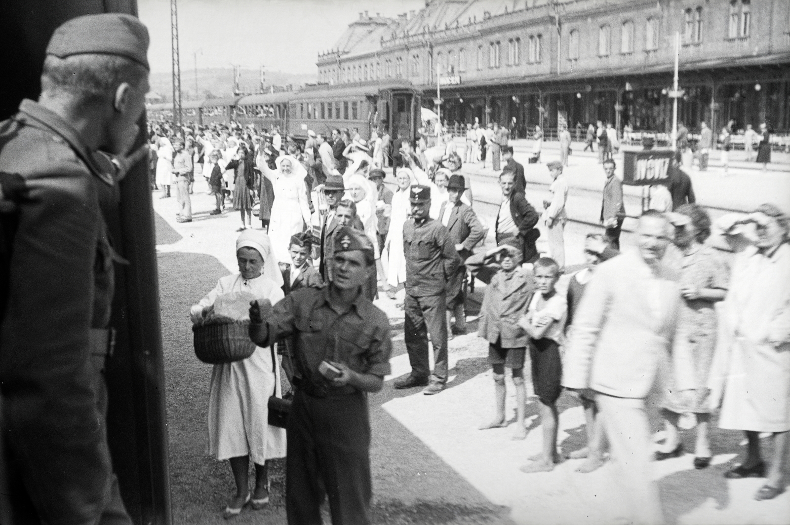 Magyarország, Miskolc, a 154-es számú vöröskeresztes kórházvonat a Tiszai pályaudvaron., 1942, Reményi József, ápolónő, Fortepan #257755