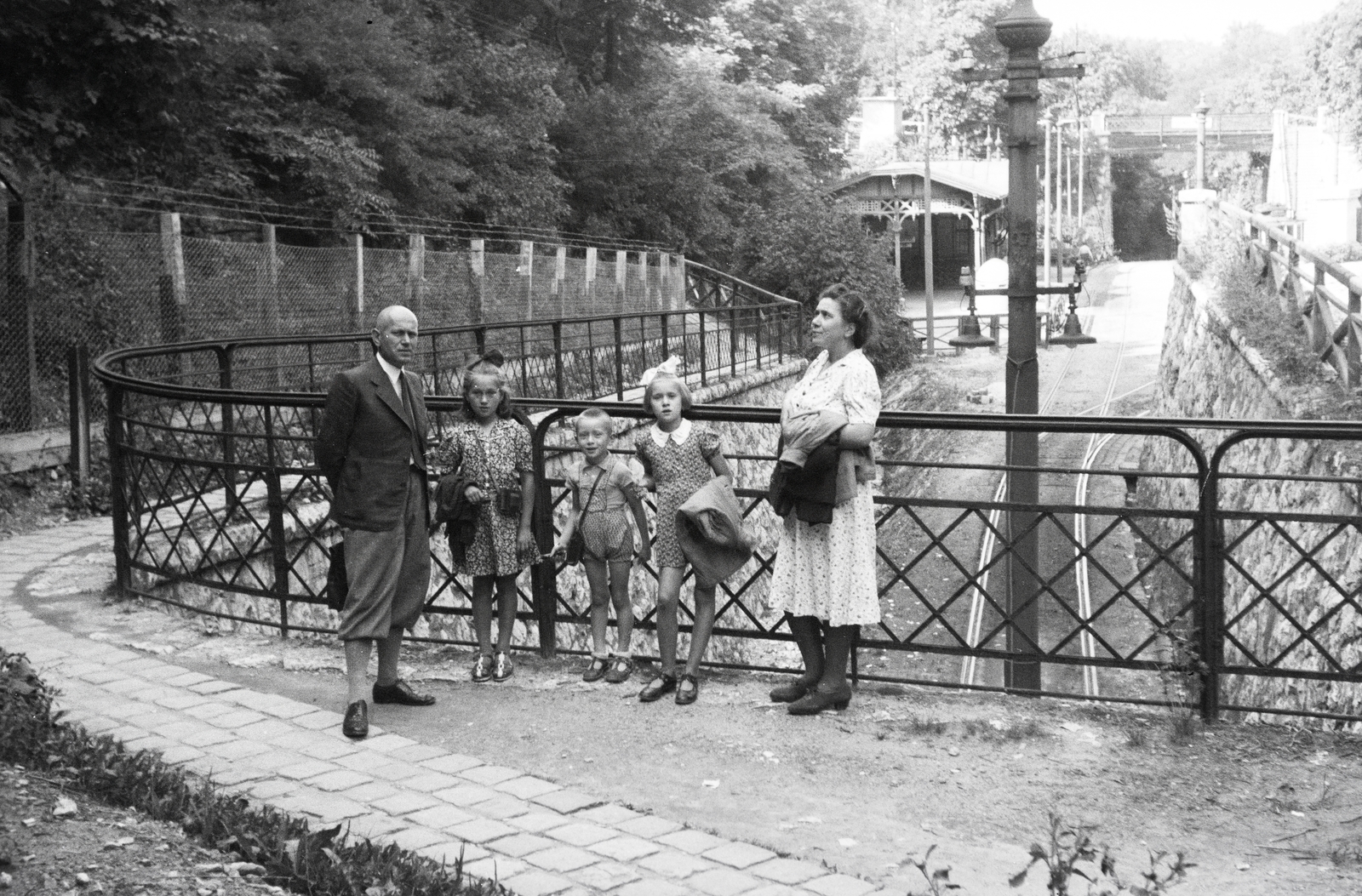 Magyarország, Budapest XII., Zugliget, villamos-végállomás., 1942, Reményi József, Budapest, család, korlát, Fortepan #257761