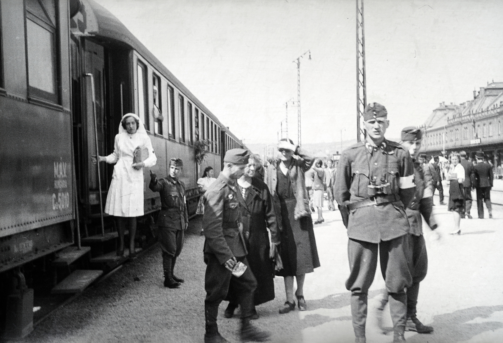 Hungary, Miskolc, a 154-es számú vöröskeresztes kórházvonat a Tiszai pályaudvaron., 1942, Reményi József, hospital-train, Fortepan #257763