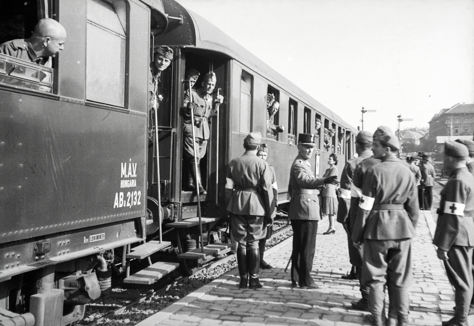 Hungary, Budapest I., Déli pályaudvar, a 154-es számú vöröskeresztes kórházvonat honvédjei és parancsnokai., 1942, Reményi József, Budapest, standing in door, armband, Fortepan #257768