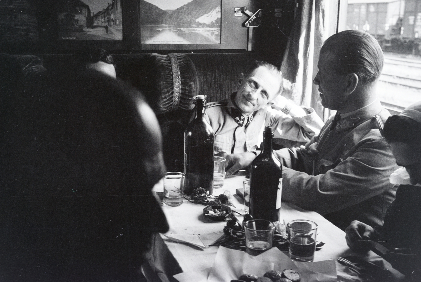 1942, Reményi József, vagon, tiszt, hamutartó, csatosüveg, pohár, fejtámasztás, kép a képben, Fortepan #257771