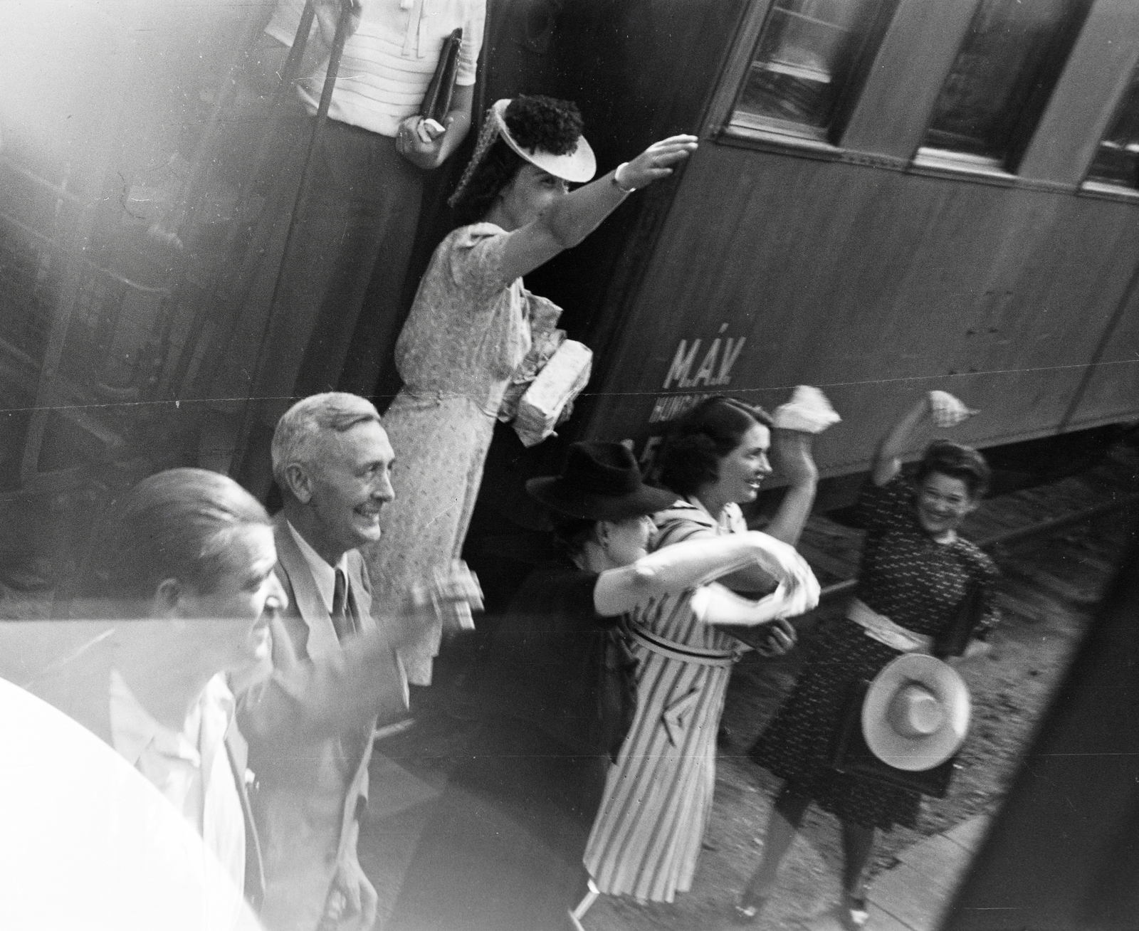 1942, Reményi József, integetés, Fortepan #257778