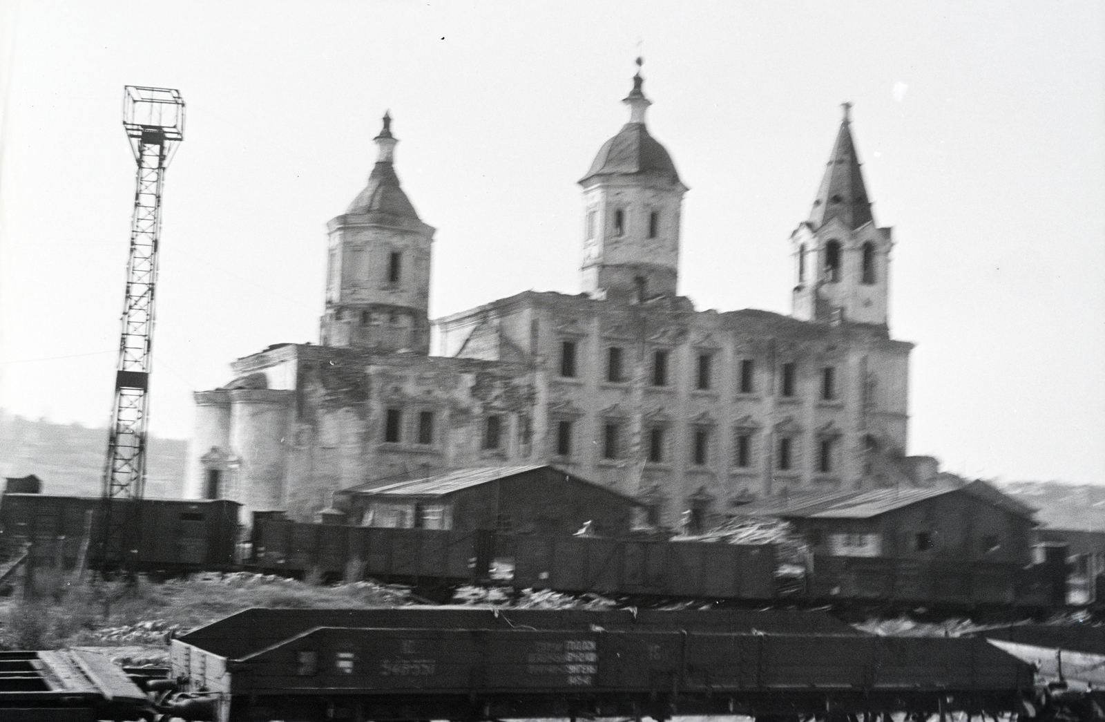 Oroszország, Szmolenszk, vasútállomás. Balra a Szent Péter és Pál-templom, jobbra a Mártír Szent Borbála-templom. A felvétel a vöröskeresztes kórházvonat egyik útjáról készült sorozat része., 1942, Reményi József, templom, Fortepan #257793