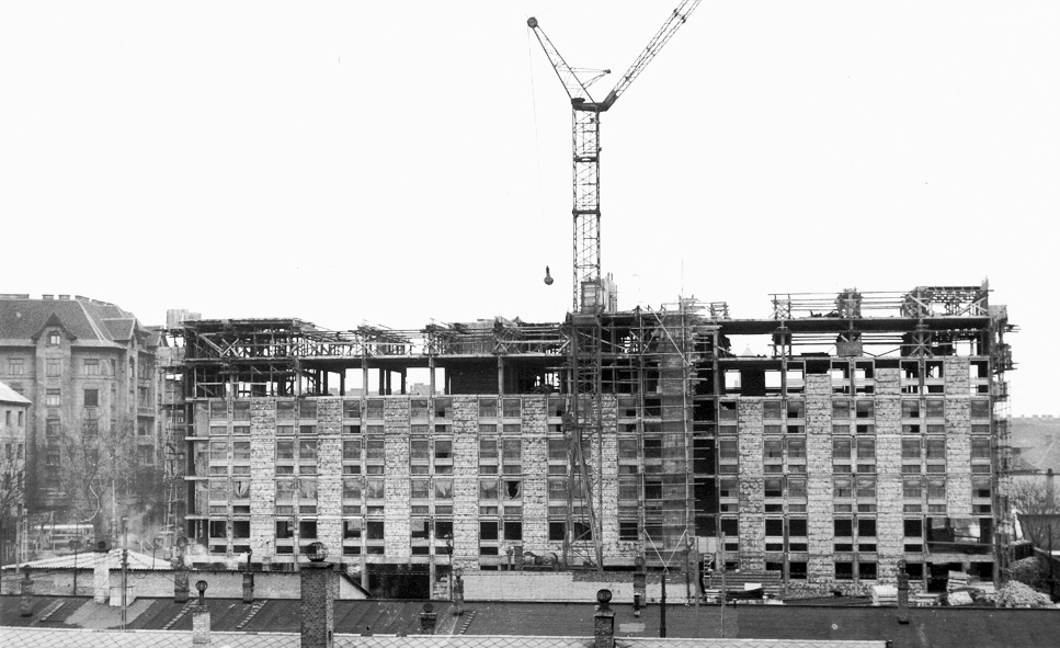 Hungary, Budapest IX., Haller utca (Hámán Kató út) 3-5., épül a munkásszálló., 1971, Ferencvárosi Helytörténeti Gyűjtemény, construction, crane, workers' hostel, Budapest, Fortepan #25780