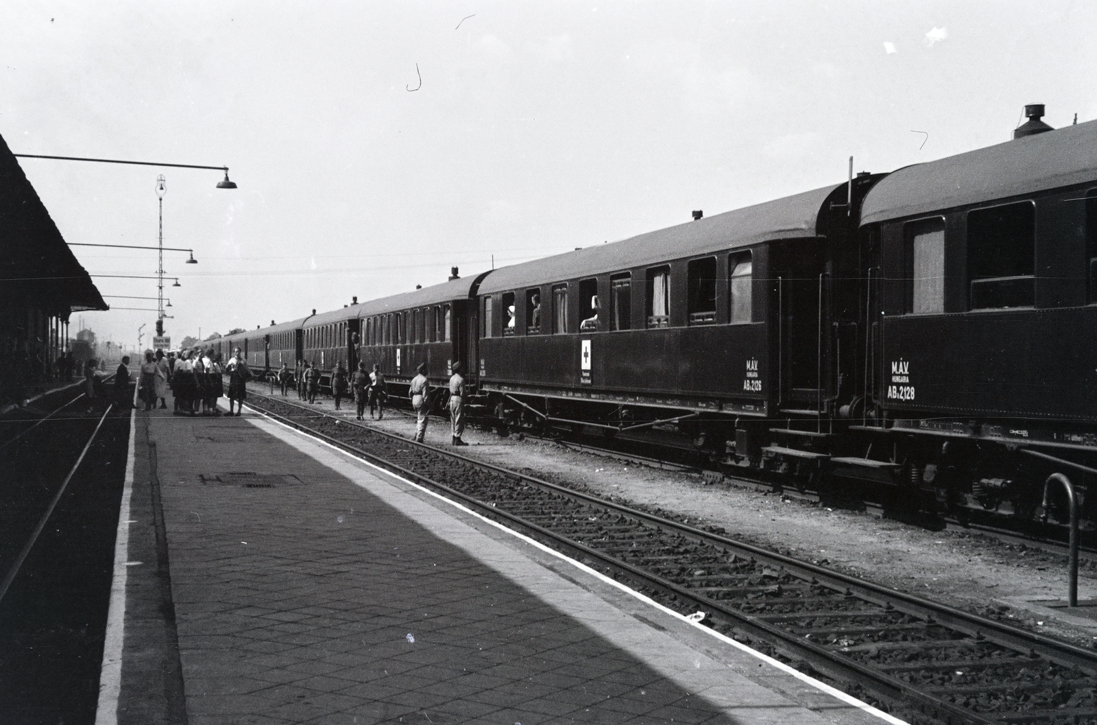 Poland, Toruń, Főpályaudvar. A felvétel a 154-es számú vöröskeresztes kórházvonat fogadásakor készült., 1942, Reményi József, hospital-train, Fortepan #257807