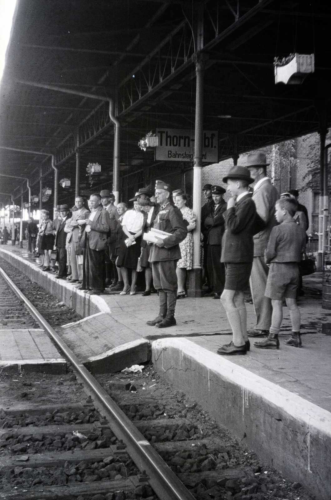 Lengyelország, Toruń, Főpályaudvar. A felvétel a 154-es számú vöröskeresztes kórházvonat fogadásakor készült., 1942, Reményi József, várakozás, Fortepan #257809