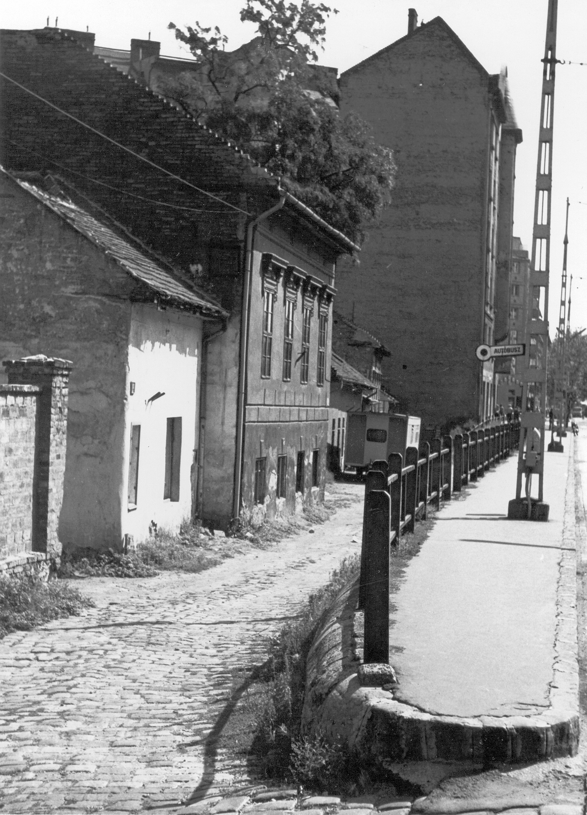 Hungary, Budapest IX., Haller utca (Hámán Kató út) a 32. számú háztól a Mester utca felé nézve., 1976, Ferencvárosi Helytörténeti Gyűjtemény, railing, street view, bus stop, Budapest, Fortepan #25781