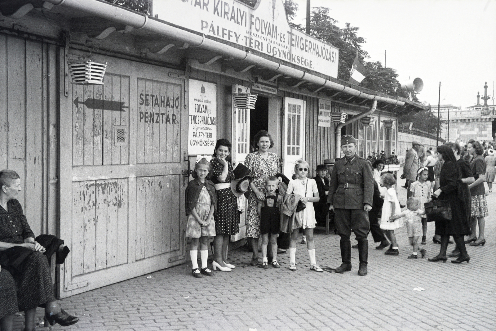 Hungary, Budapest II., budai alsó rakpart a Bem József (Pálffy) térnél., 1943, Reményi József, Best of, Budapest, cashier machine, Fortepan #257812