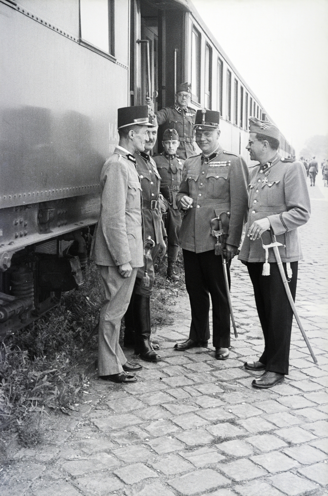 Hungary, Budapest I., Déli pályaudvar, a 154-es számú vöröskeresztes kórházvonat parancsnokai., 1942, Reményi József, Budapest, uniform, sword knot, sword, Fortepan #257813