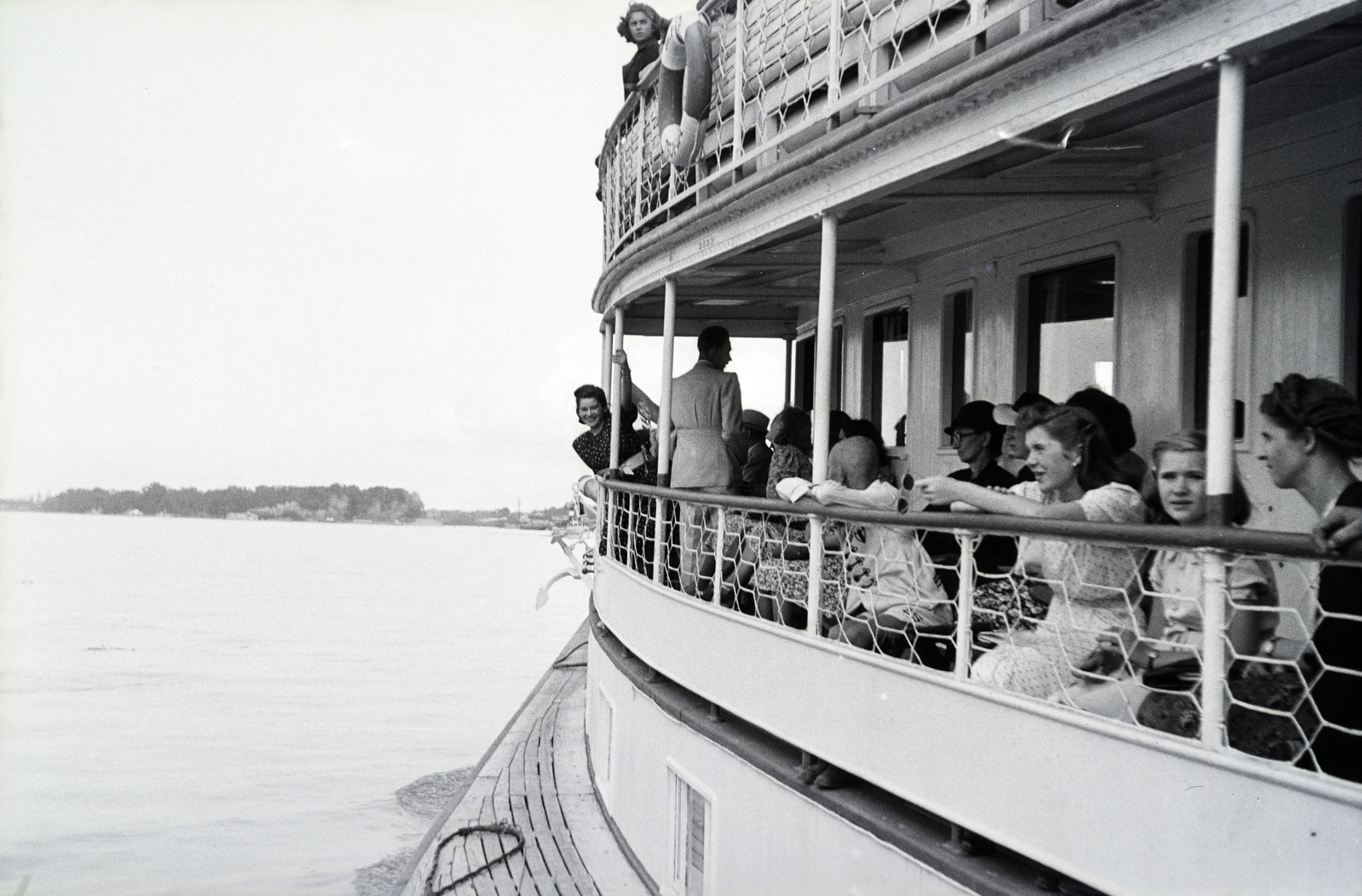 Hungary, Zsófia (később Szabadság) sétahajó a Dunán., 1943, Reményi József, railing, passenger, Fortepan #257819