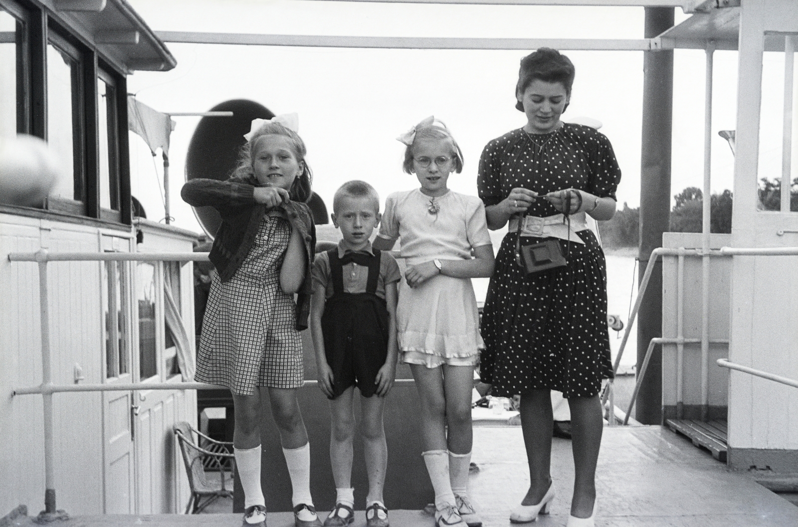 Hungary, Zsófia (később Szabadság) sétahajó a Dunán., 1943, Reményi József, camera, dotted dress, kids, mother, Fortepan #257820
