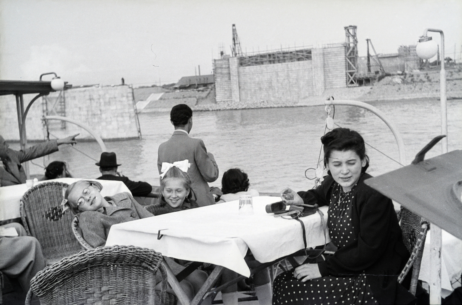 Hungary, Budapest, Zsófia (később Szabadság) sétahajó a Dunán, háttérben az épülő Árpád híd pesti hídfője., 1943, Reményi József, Fortepan #257821