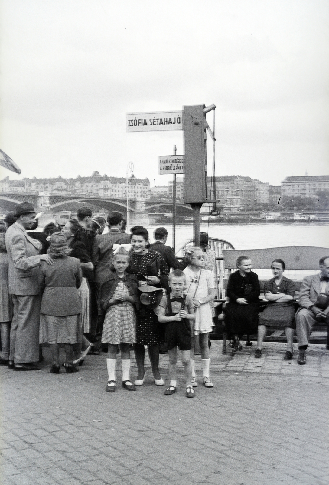 Hungary, Budapest II., a Bem József (Pálffy) téri hajóállomás, a Zsófia (később Szabadság) sétahajó indulására várakozók. Háttérben a Margit híd., 1943, Reményi József, Best of, Budapest, Fortepan #257822