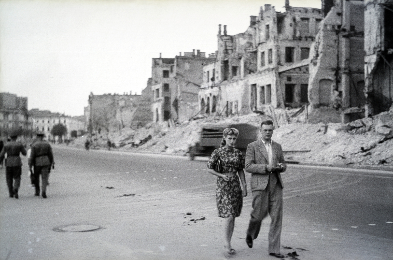 Ukrajna, Kijev, Hrescsatik sugárút felrobbantott épületei, a Függetlenség tere (Kalinyin tér) felé nézve., 1942, Reményi József, gyalogátkelő, Fortepan #257824