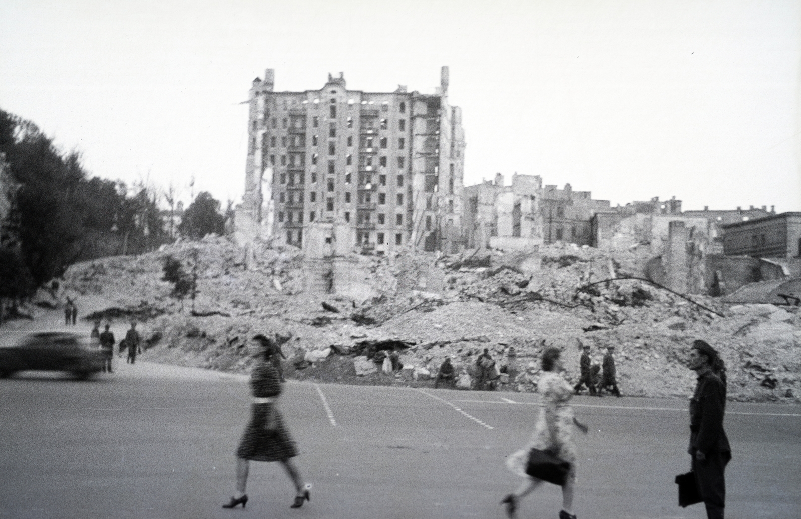 Ukraine, Kyiv, Hrescsatik sugárút a Függetlenség terénél (Majdan Nezalezsnosztyi), középen a Ginzburg-ház romjai (később az Ukrajna Hotel épül fel a helyén)., 1942, Reményi József, crosswalk, Fortepan #257826