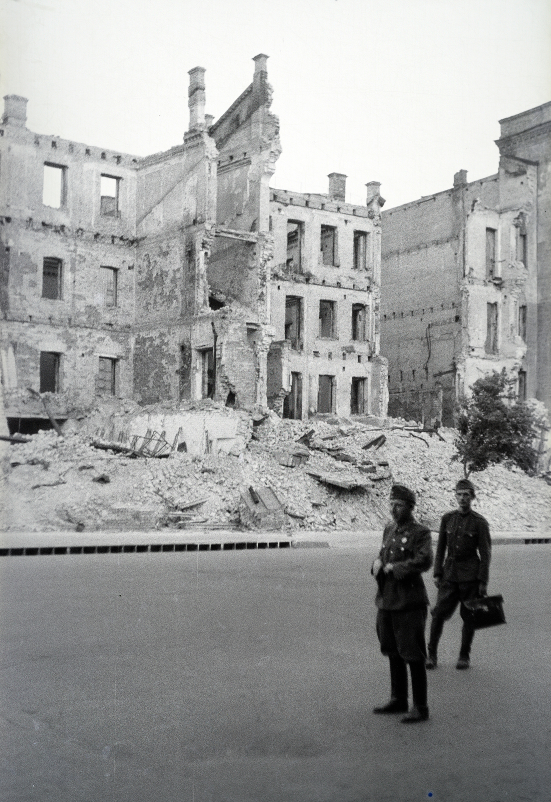 Ukrajna, Kijev, a Hrescsatik sugárút felrobbantott épületei. A felvétel a 154-es számú vöröskeresztes kórházvonat egyik útjáról készült sorozat része., 1942, Reményi József, épületkár, háborús kár, Fortepan #257829