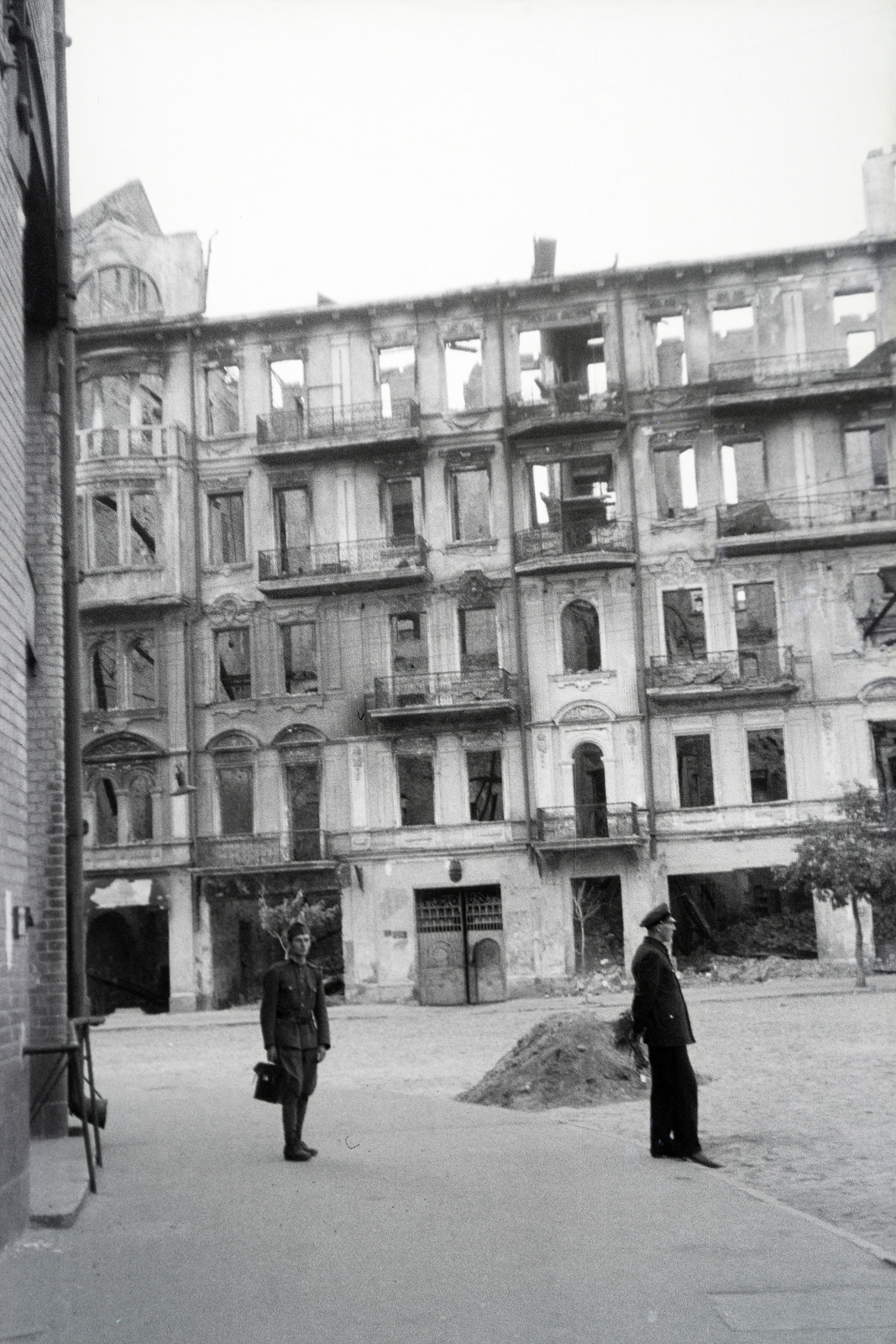 Ukrajna, Kijev, Besszarábiai tér (Besszarabszka Ploscsa), szemben az 5. számú épület, a felvétel a Besszarábiai piac épülete előtt készült., 1942, Reményi József, Fortepan #257831