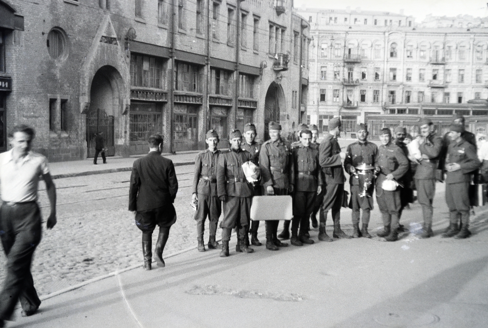 Ukraine, Kyiv, Besszarábiai tér (Besszarabszka Ploscsa), balra a Besszarábiai piac épülete., 1942, Reményi József, soldier, tea-urn, hold in arms, suitcase, Fortepan #257832