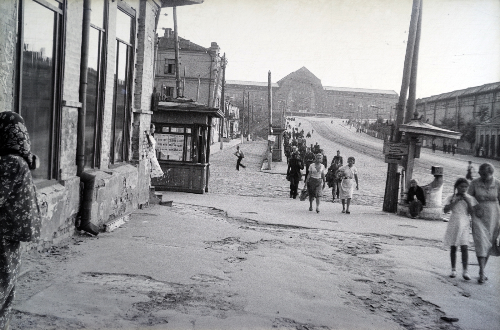Ukrajna, Kijev, Szimon Petljura (ekkor Komintern) utca, szemben a vasútállomás., 1942, Reményi József, utcakép, Fortepan #257835
