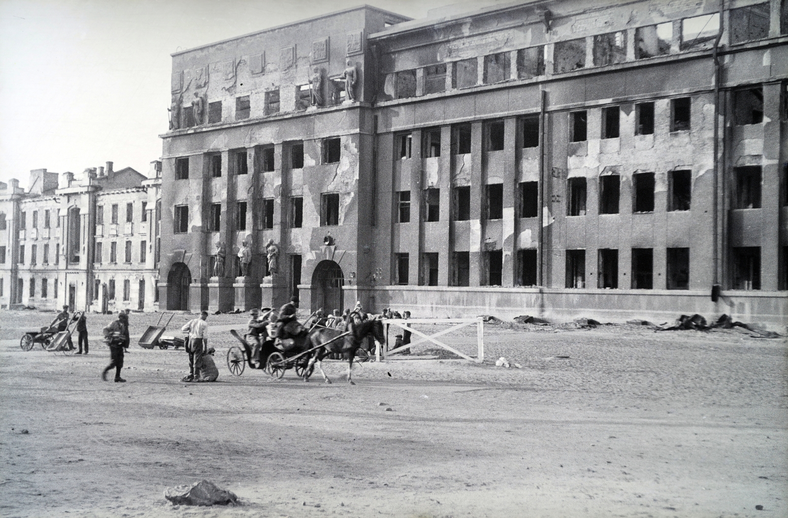 Ukrajna, Kijev, Galíciai tér / Halicka ploscsa (ekkor 1905-ös felkelés tere), piac., 1942, Reményi József, épületkár, fogat, középület, Fortepan #257837
