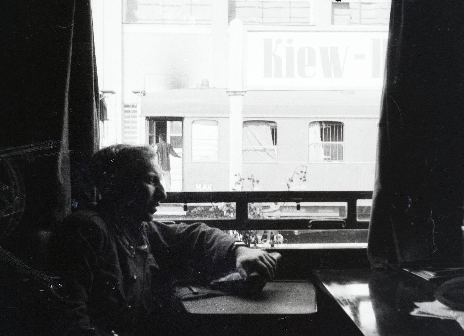 Ukrajna, Kijev, vasútállomás, a vöröskeresztes kórházvonat tisztjei az egyik tiszti fülkében., 1942, Reményi József, vagon, ablak, Fortepan #257839