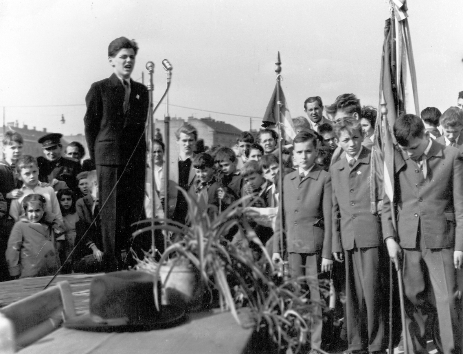 Hungary, Budapest IX., Haller utca (Hámán Kató út) 27., ünnepség a Ferencvárosi Művelődési Központ előtt. Háttérben az Ernő utca és Mihalkovics utca között álló házak látszanak., 1963, Ferencvárosi Helytörténeti Gyűjtemény, festive, microphone, Budapest, Fortepan #25784