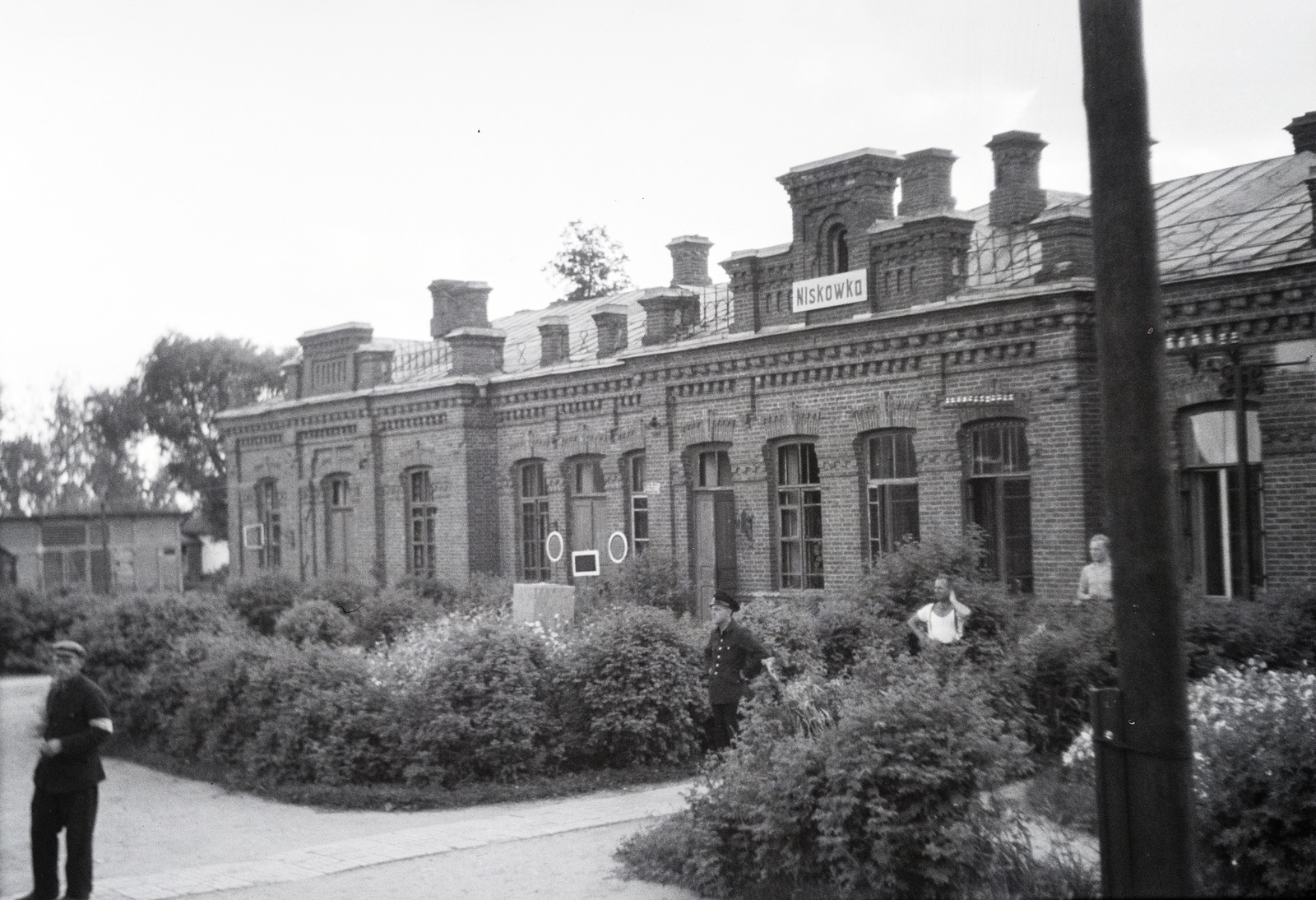 Ukrajna, Nyizskivka, (ekkor Niskowka), vasútállomás., 1942, Reményi József, bokor, téglaburkolat, Fortepan #257841
