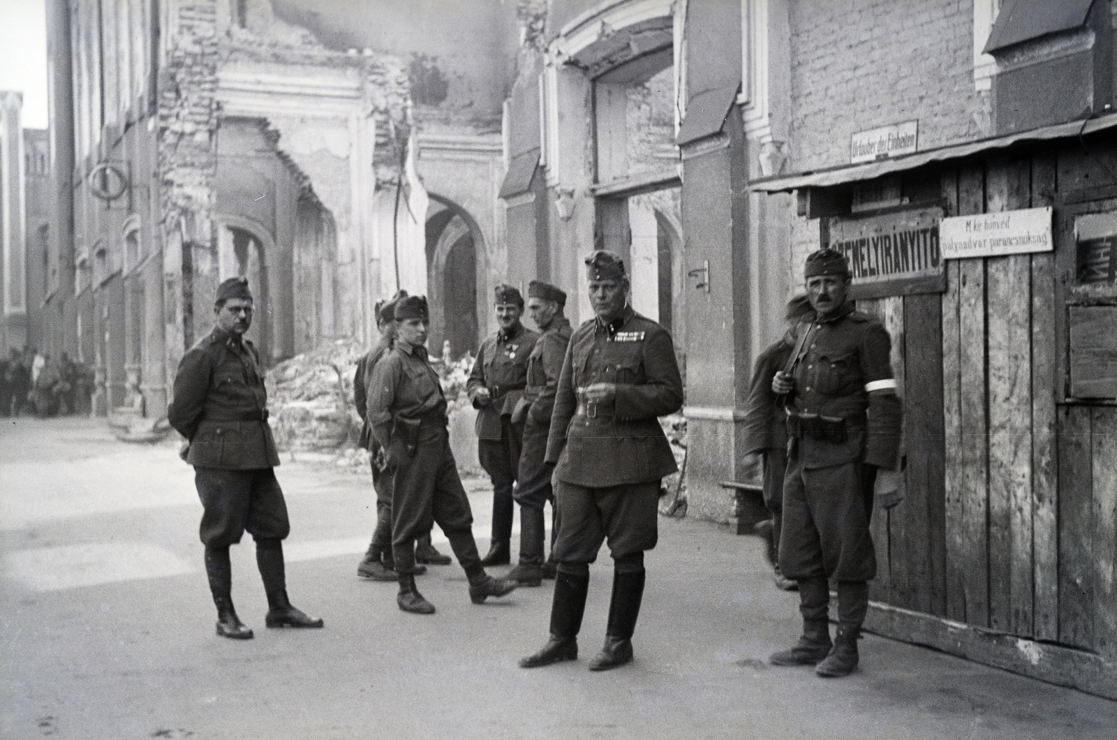 Oroszország, Kurszk, a vöröskeresztes kórházvonat katonai személyzete a vasútállomáson., 1942, Reményi József, karszalag, Fortepan #257847