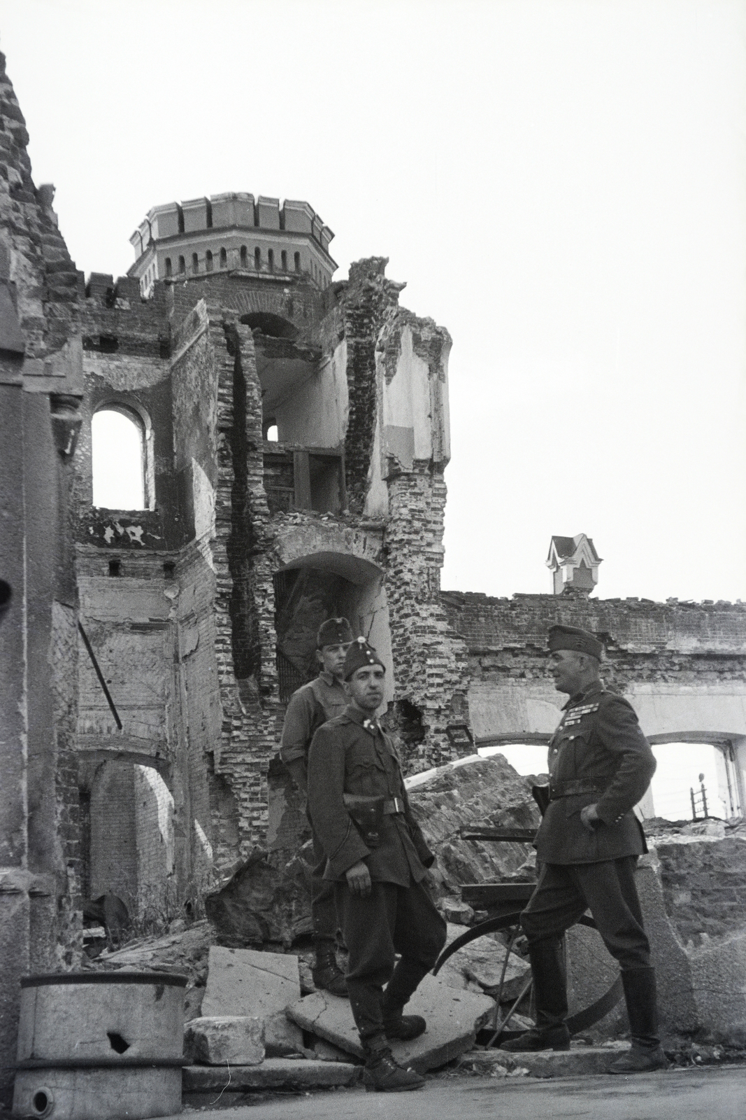 Russia, Kursk, a vöröskeresztes kórházvonat katonai személyzete a vasútállomáson., 1942, Reményi József, damaged building, Fortepan #257848