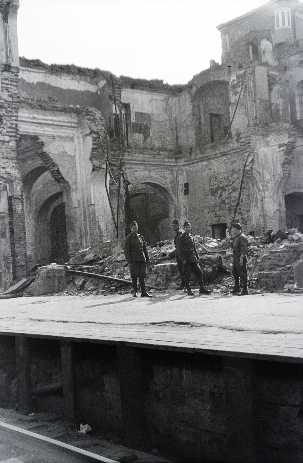 Oroszország, Kurszk, a vöröskeresztes kórházvonat katonai személyzete a vasútállomáson., 1942, Reményi József, háborús kár, Fortepan #257849