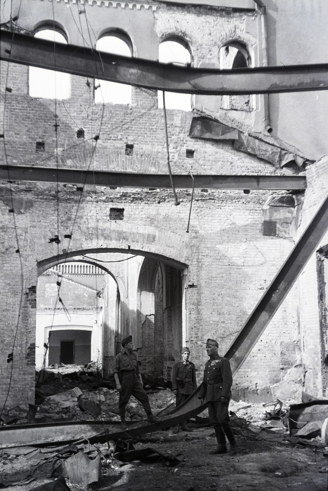 Russia, Kursk, a vöröskeresztes kórházvonat katonai személyzete a vasútállomáson., 1942, Reményi József, war damage, Fortepan #257851