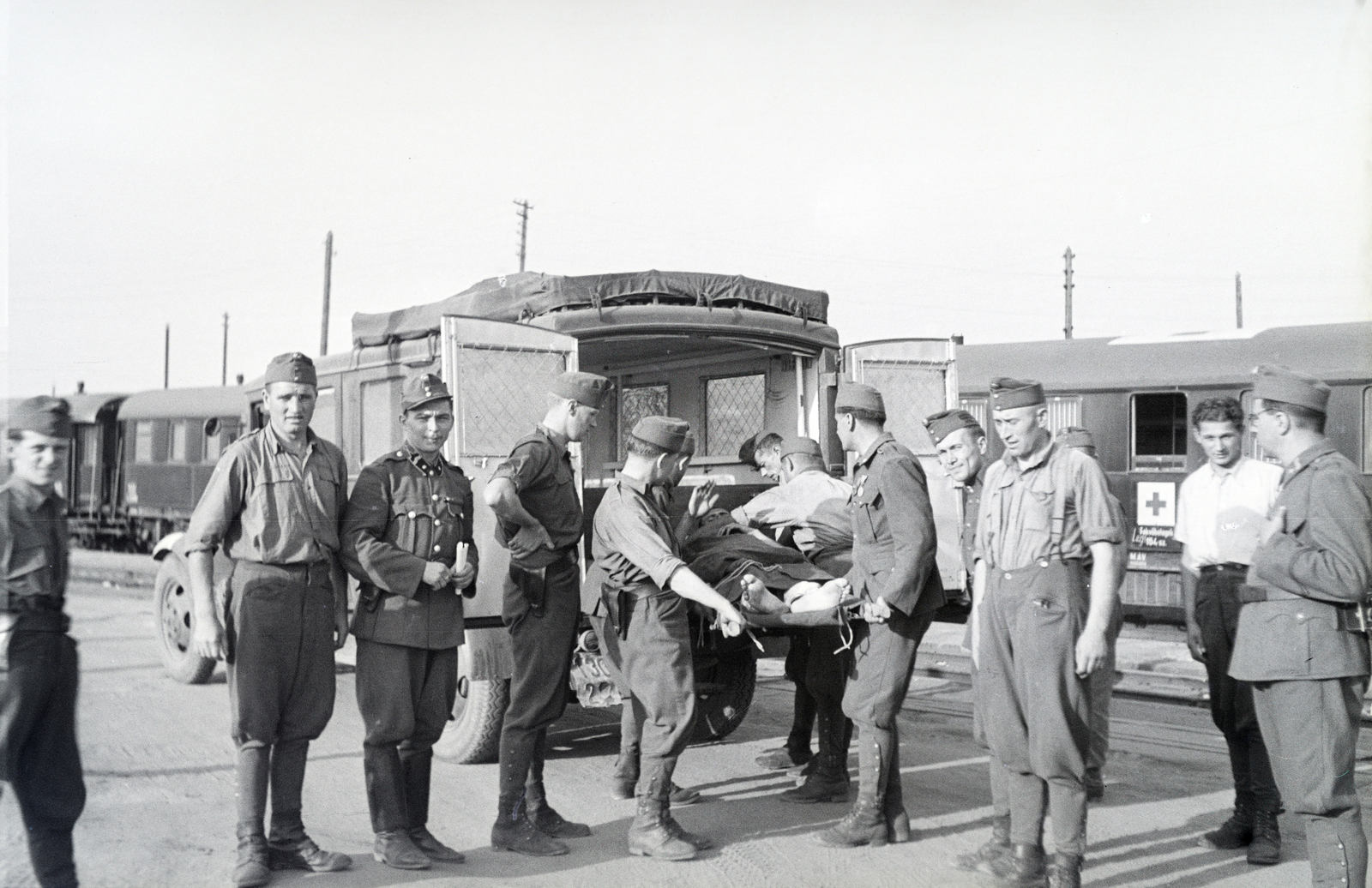 Russia, Kursk, a 154-es számú vöröskeresztes kórházvonat katonai személyzete a vasútállomáson., 1942, Reményi József, hospital-train, ambulance, Fortepan #257852