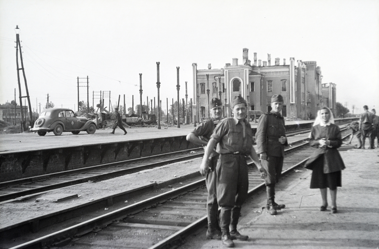 Russia, Kursk, a vöröskeresztes kórházvonat nővére és katonai személyzete a vasútállomáson., 1942, Reményi József, Fortepan #257854