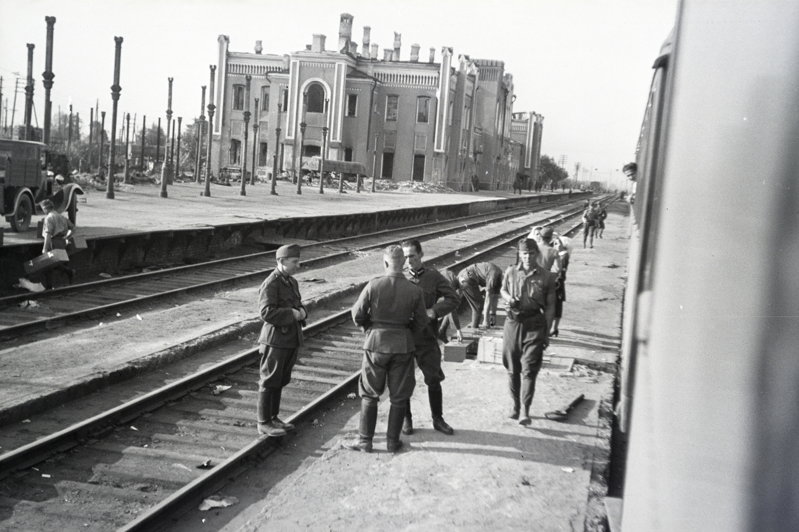 Oroszország, Kurszk, a vöröskeresztes kórházvonat katonai személyzete a vasútállomáson., 1942, Reményi József, Fortepan #257855