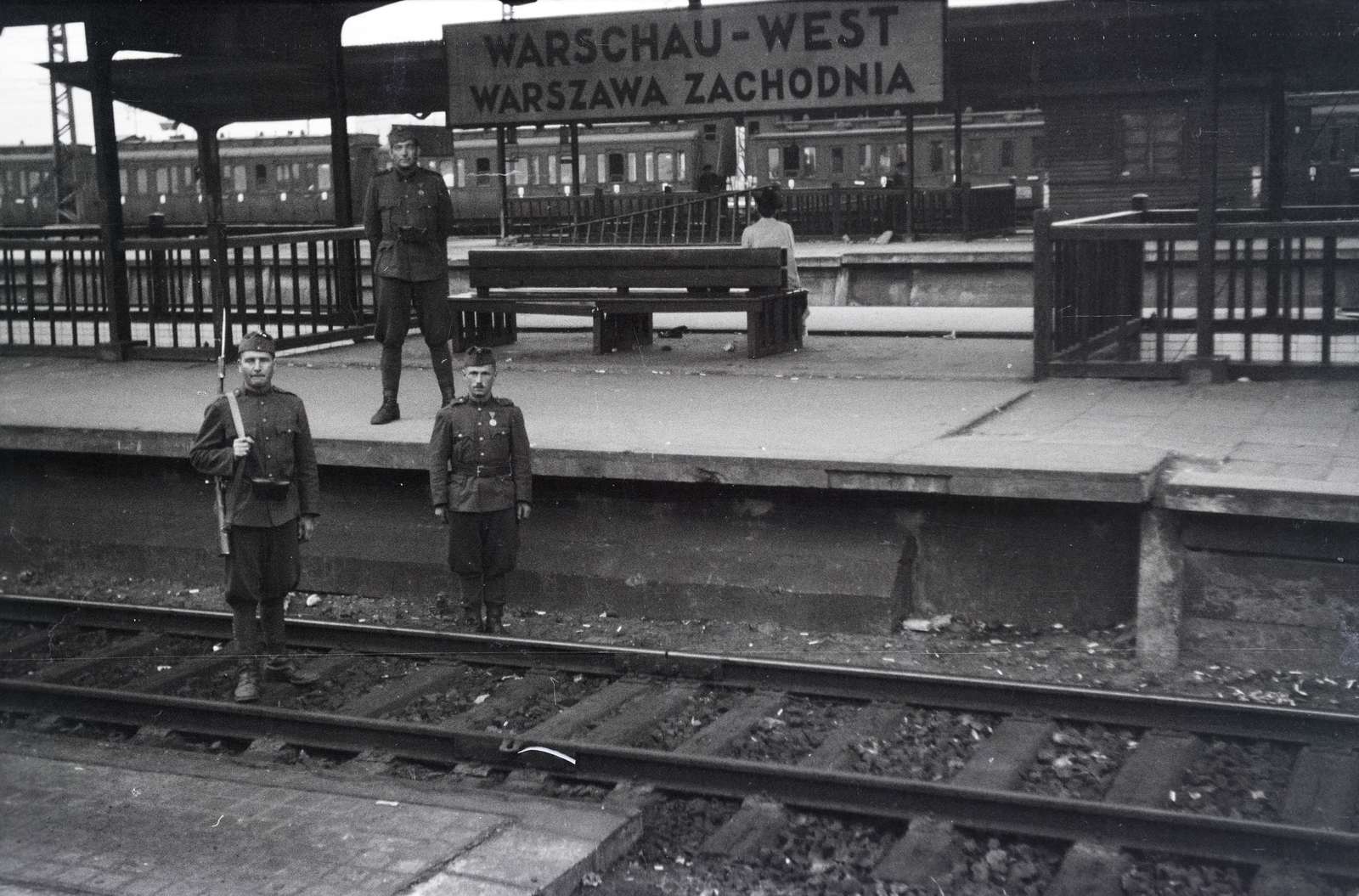 Poland, Warsaw, Varsó-Nyugat pályaudvar (Warszawa Zachodnia)., 1942, Reményi József, gun, train station, Polish soldier, Polish sign, Fortepan #257868
