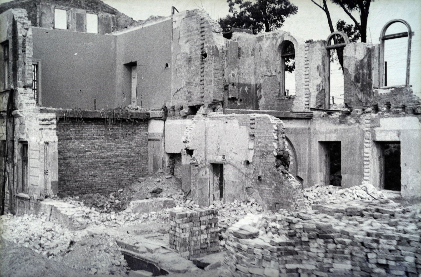 Lengyelország, Varsó, ulica Smolna 6., a Lengyel Vöröskereszt Kórházának lerombolt 1-es pavilonja. A felvétel a 154-es számú vöröskeresztes kórházvonat egyik útjáról készült sorozat része., 1942, Reményi József, háborús kár, Fortepan #257872