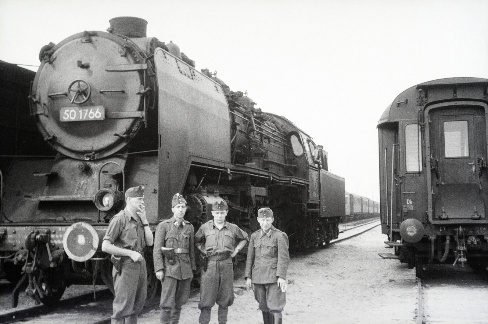 Poland, Warsaw, a 154-es számú vöröskeresztes kórházvonat katonai személyzete., 1942, Reményi József, steam locomotive, DR/DB 50 series, Fortepan #257876