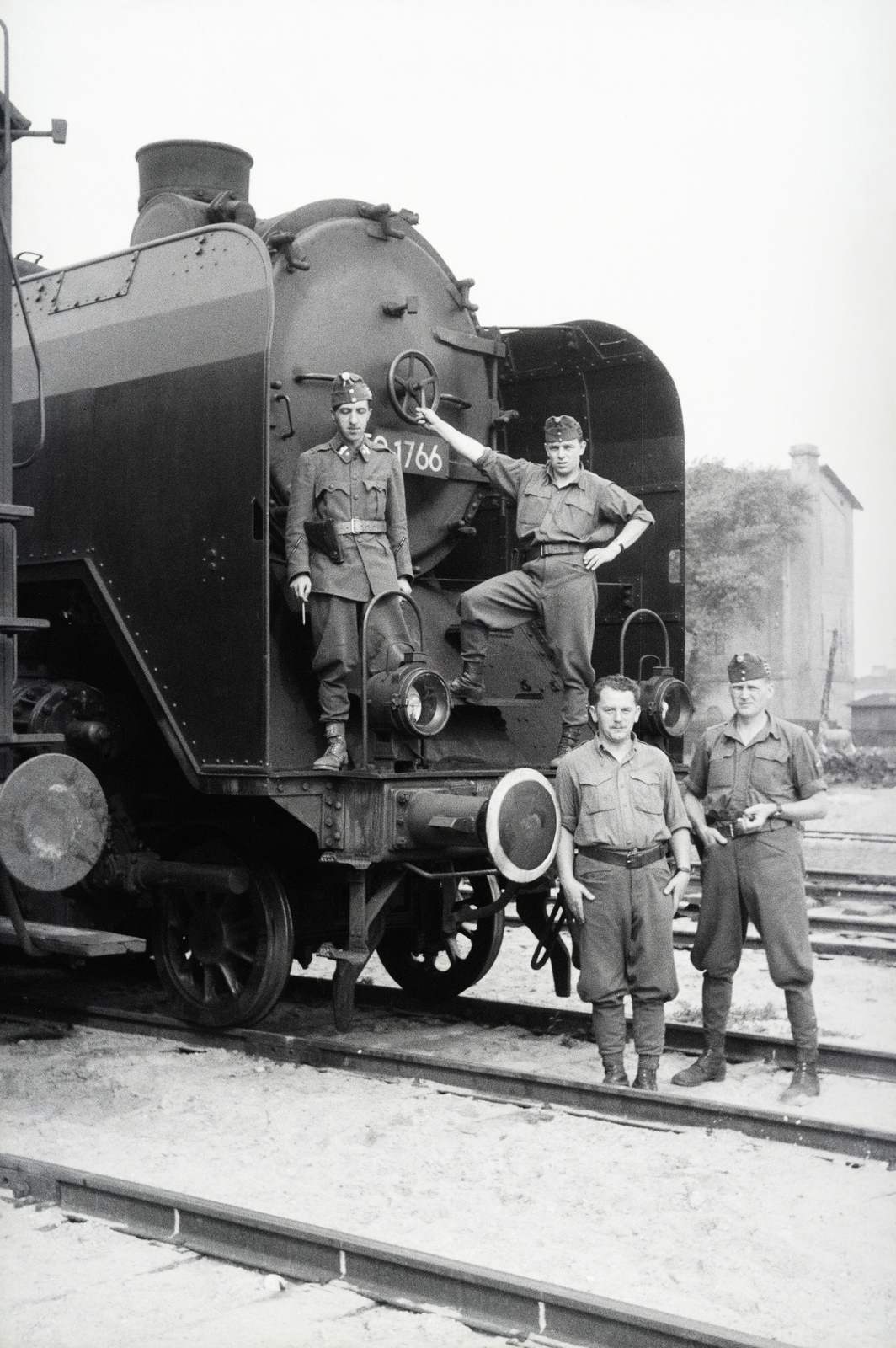 Poland, Warsaw, a 154-es számú vöröskeresztes kórházvonat katonai személyzete., 1942, Reményi József, steam locomotive, DR/DB 50 series, Fortepan #257877
