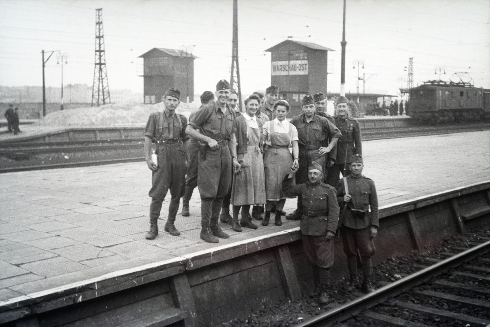 Poland, Warsaw, Keleti pályaudvar (Warszawa Wschodnia), a 154-es számú vöröskeresztes kórházvonat nővérei és katonai személyzete., 1942, Reményi József, Fortepan #257880