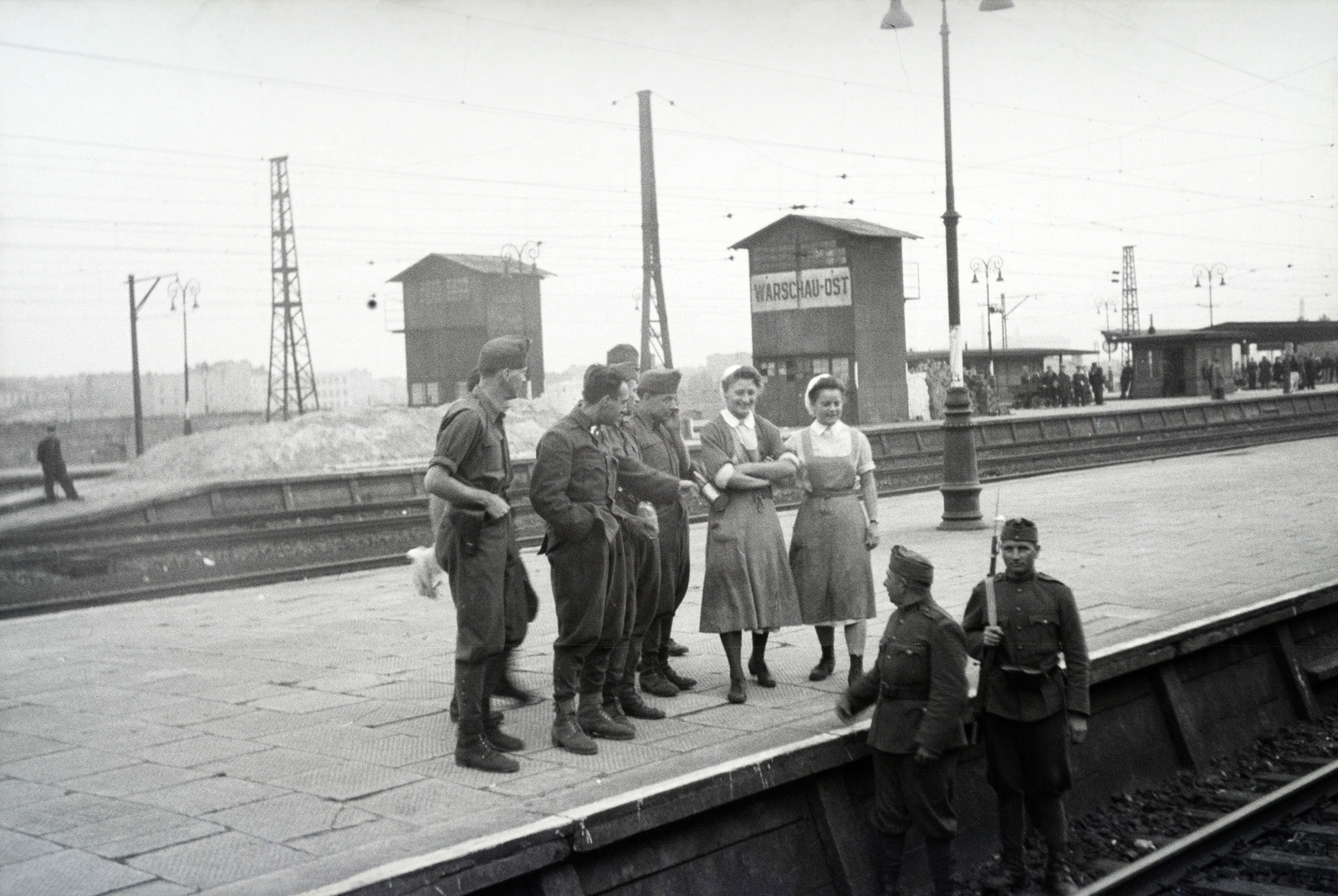 Lengyelország, Varsó, Keleti pályaudvar (Warszawa Wschodnia), a 154-es számú vöröskeresztes kórházvonat nővérei és katonai személyzete., 1942, Reményi József, Fortepan #257881