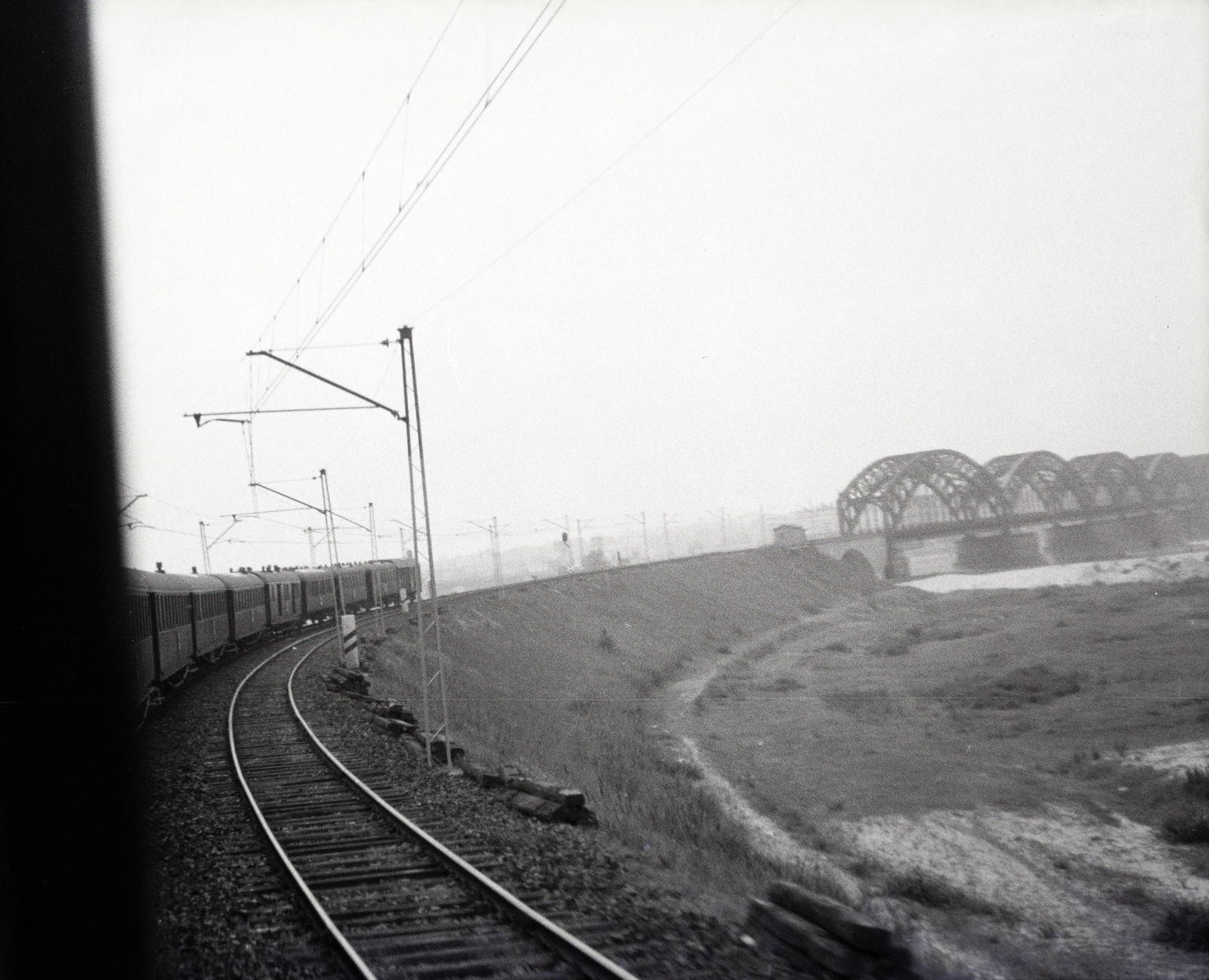 Poland, Warsaw, Średnicowy híd, a Visztula folyón átívelő vasúti híd. A felvétel a 154-es számú vöröskeresztes kórházvonaton készült., 1942, Reményi József, train, railway bridge, Fortepan #257882