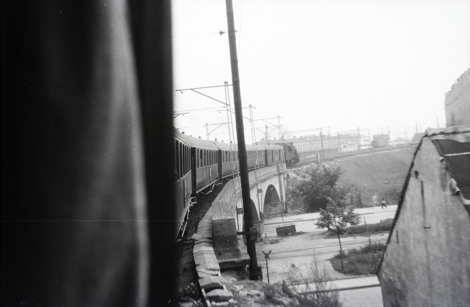 Poland, Warsaw, a várost átszelő vonal viaduktja az ulica Leona Kruczkowskiego felett. A felvétel a 154-es számú vöröskeresztes kórházvonaton készült., 1942, Reményi József, picture, Fortepan #257883