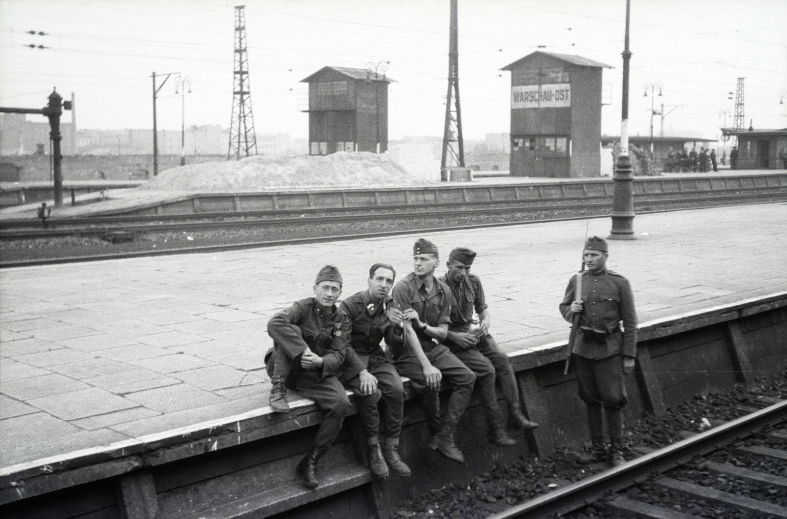 Poland, Warsaw, Keleti pályaudvar (Warszawa Wschodnia), a 154-es számú vöröskeresztes kórházvonat katonai személyzete., 1942, Reményi József, platform, Fortepan #257884