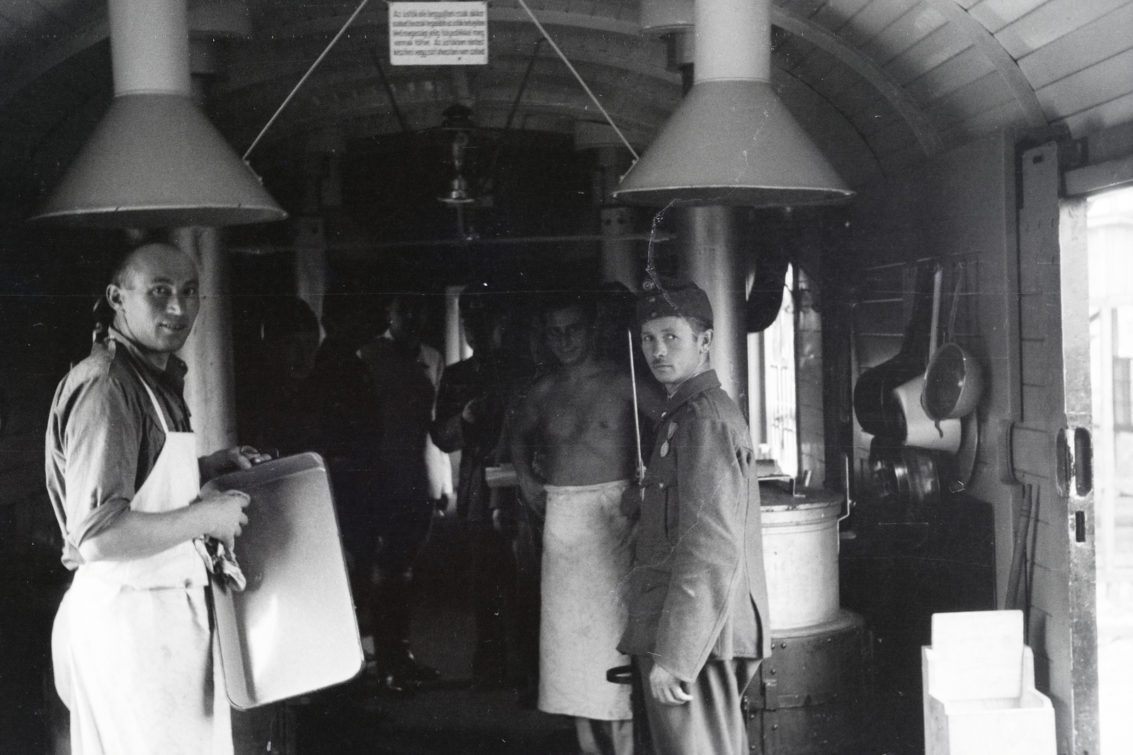 Szakácsok a 154-es számú vöröskeresztes kórházvonat konyhavagonjában., 1942, Reményi József, rangehood, Fortepan #257886