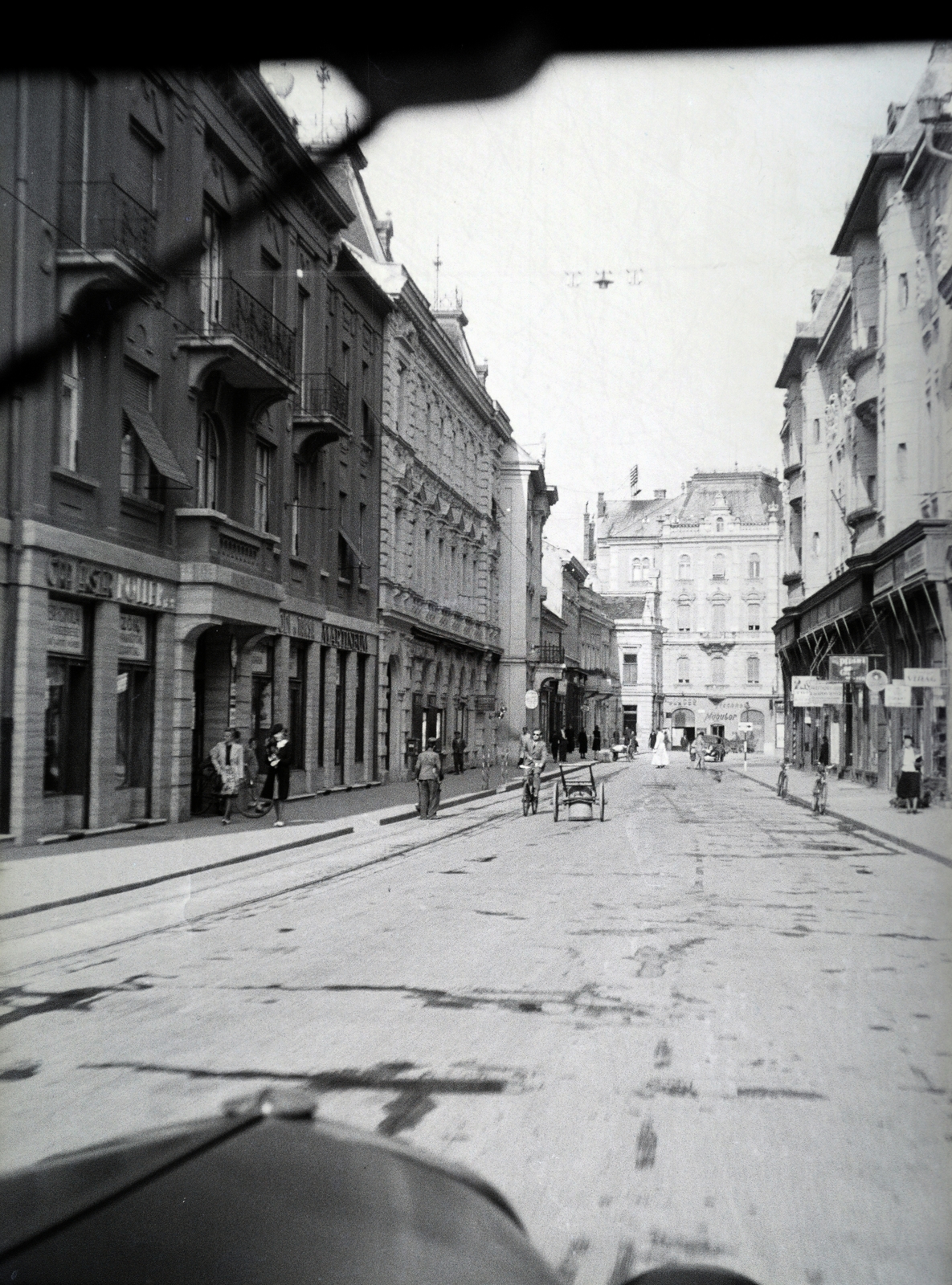 Hungary, Szombathely, Széchenyi István utca, a Fő (Szentháromság) tér felől a Berzsenyi Dániel tér, a Püspöki Palota felé nézve., 1942, Reményi József, rails, Fortepan #257892