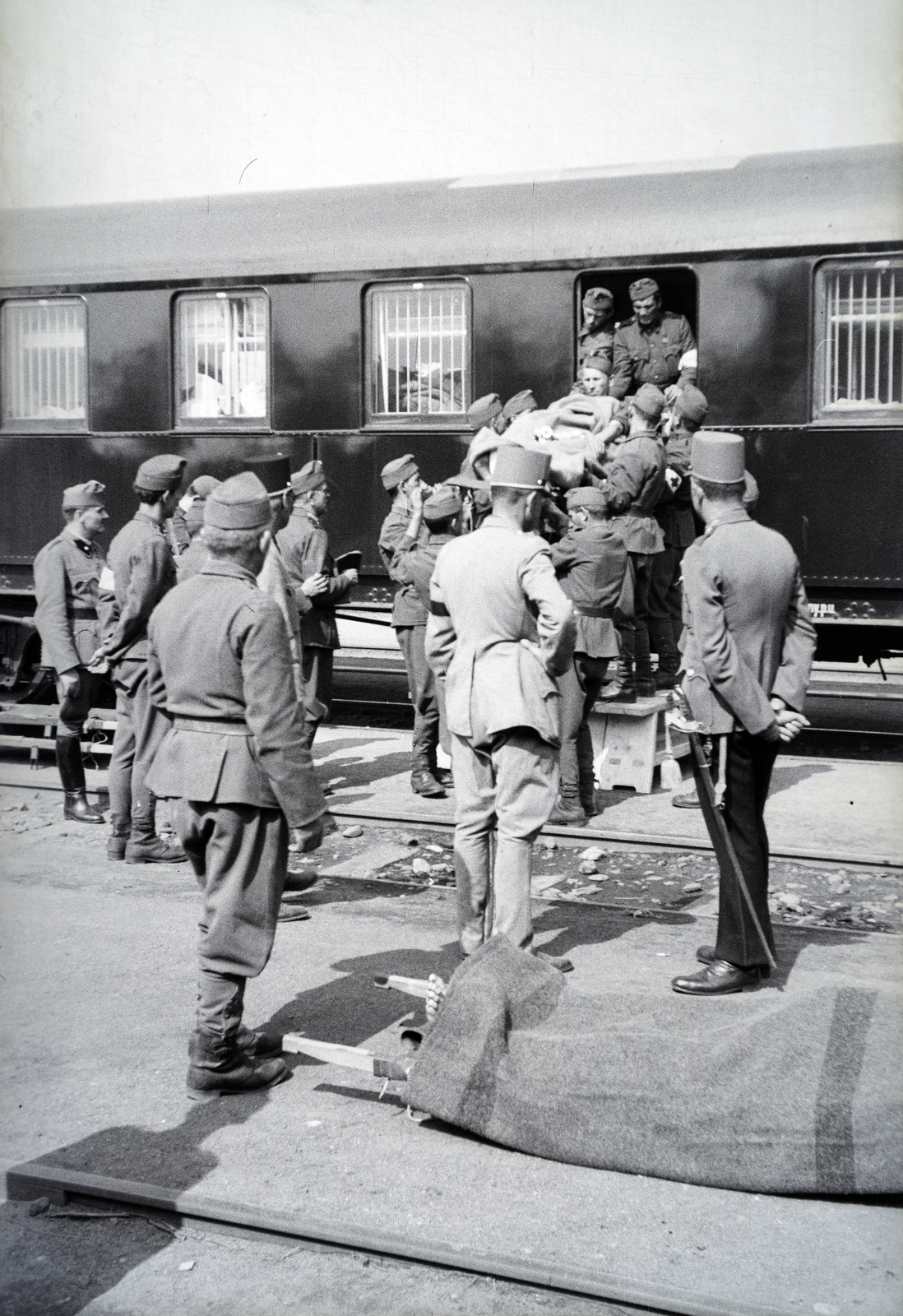 Magyarország, Szombathely, a 154-es számú vöröskeresztes kórházvonat a vasútállomáson., 1942, Reményi József, kórházvonat, Fortepan #257893