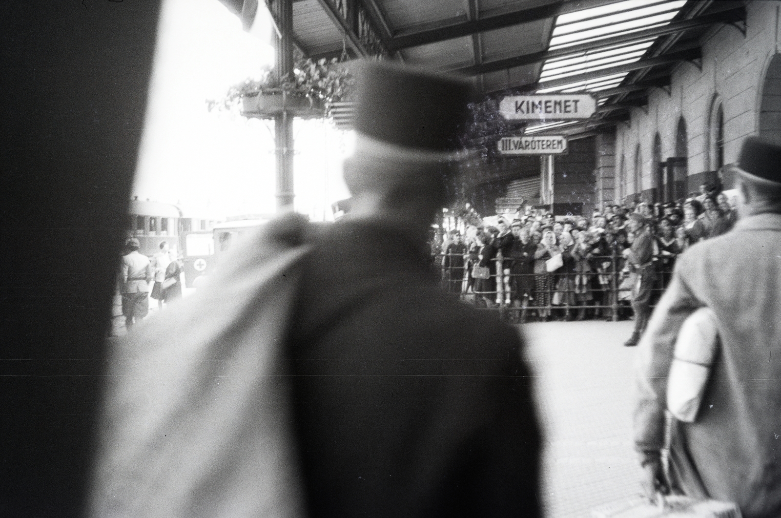 Hungary, Szombathely, vasútállomás, a felvétel a 154-es számú vöröskeresztes kórházvonat érkezésekor készült., 1942, Reményi József, mass, Fortepan #257897