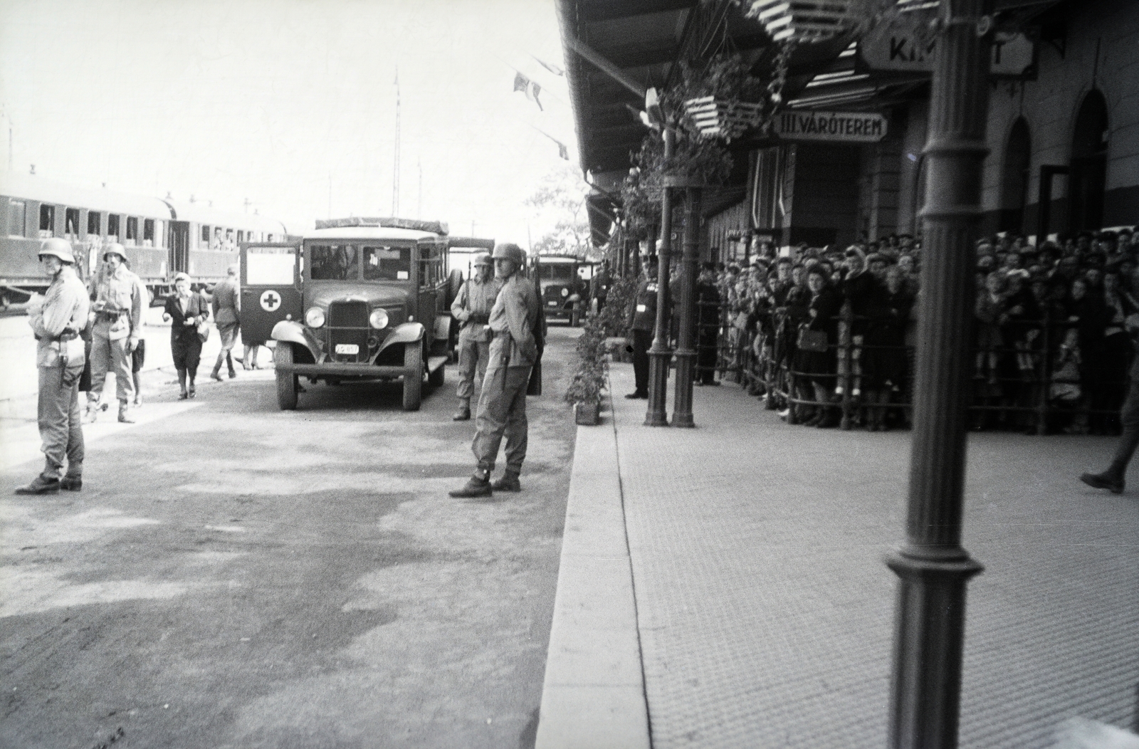 Magyarország, Szombathely, vasútállomás, a felvétel a 154-es számú vöröskeresztes kórházvonat érkezésekor készült., 1942, Reményi József, mentőautó, Ford BB, Fortepan #257898