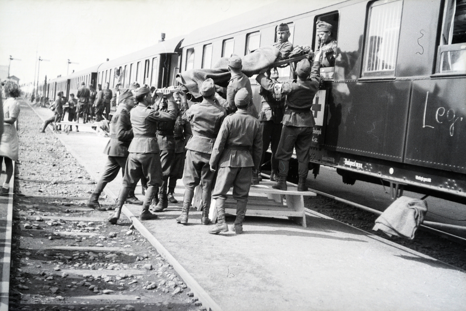 Magyarország, Szombathely, a 154-es számú vöröskeresztes kórházvonat a vasútállomáson., 1942, Reményi József, kórházvonat, Fortepan #257900