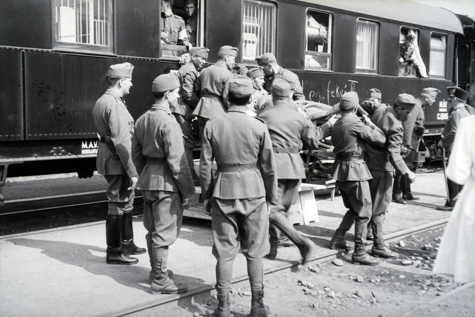 Magyarország, Szombathely, a 154-es számú vöröskeresztes kórházvonat a vasútállomáson., 1942, Reményi József, kórházvonat, Fortepan #257901